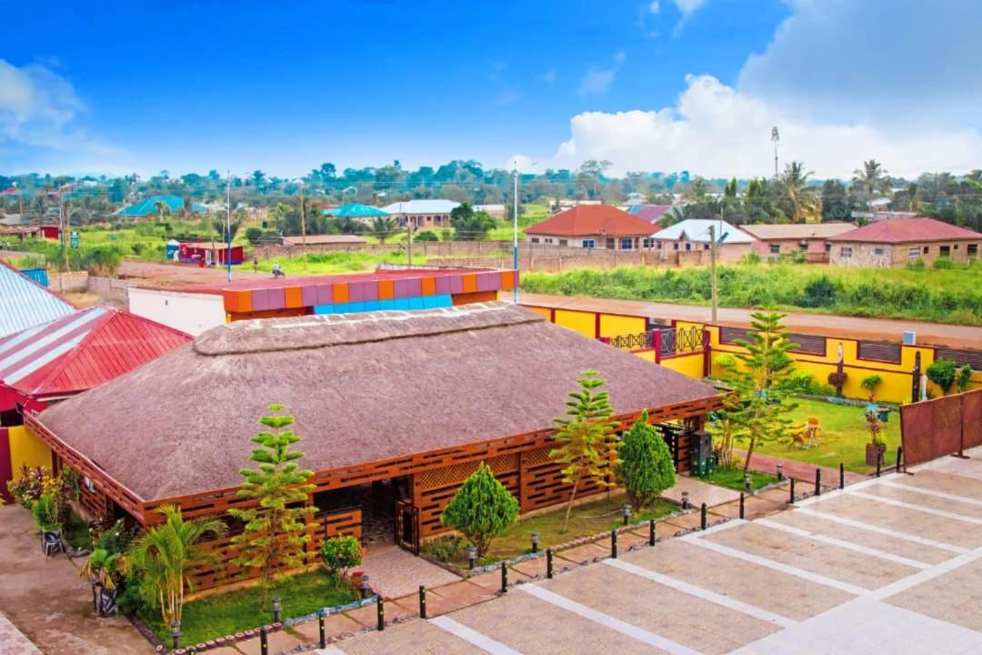 Kikis Court Resort Hohoe Екстер'єр фото
